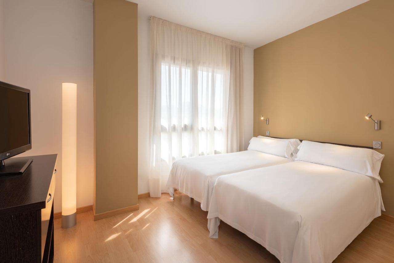 Madrid Airport Suites, Affiliated By Melia Экстерьер фото