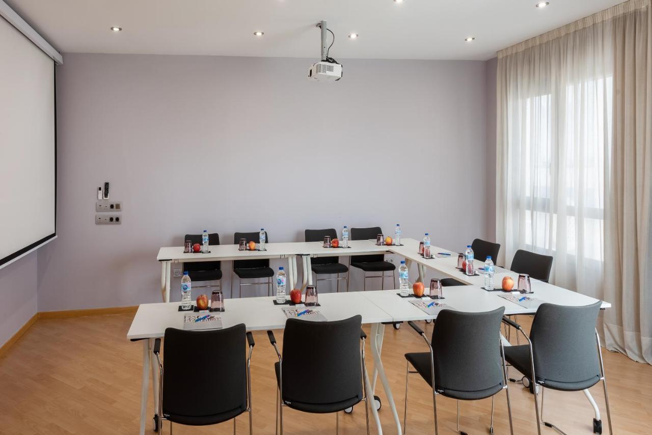 Madrid Airport Suites, Affiliated By Melia Экстерьер фото