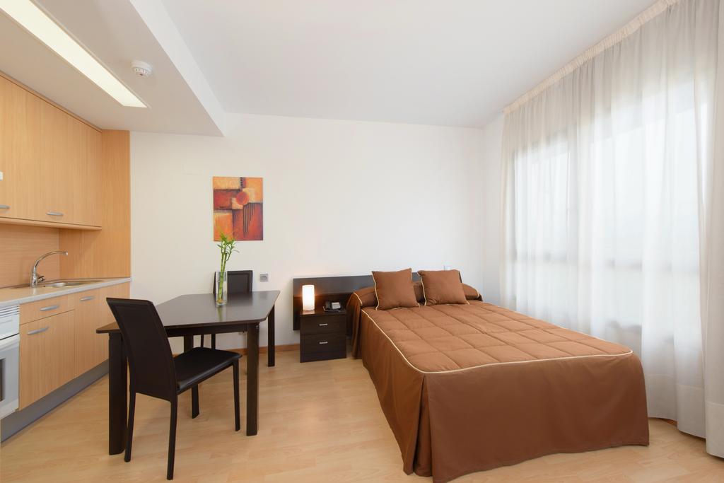 Madrid Airport Suites, Affiliated By Melia Экстерьер фото